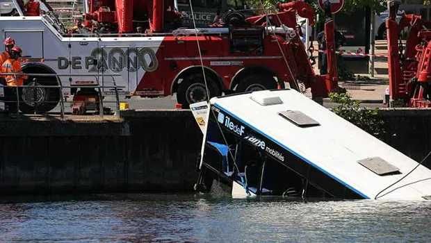 Fransa'da Otobüsün Seine Nehri'ne Uçtuğu Kazada Mucize Kurtuluş