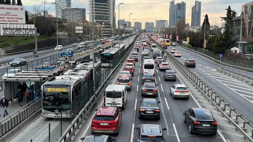 İstanbul'da Mesai Çıkışı Trafik Felç Oldu: Yoğunluk Yüzde 87'yi Aştı
