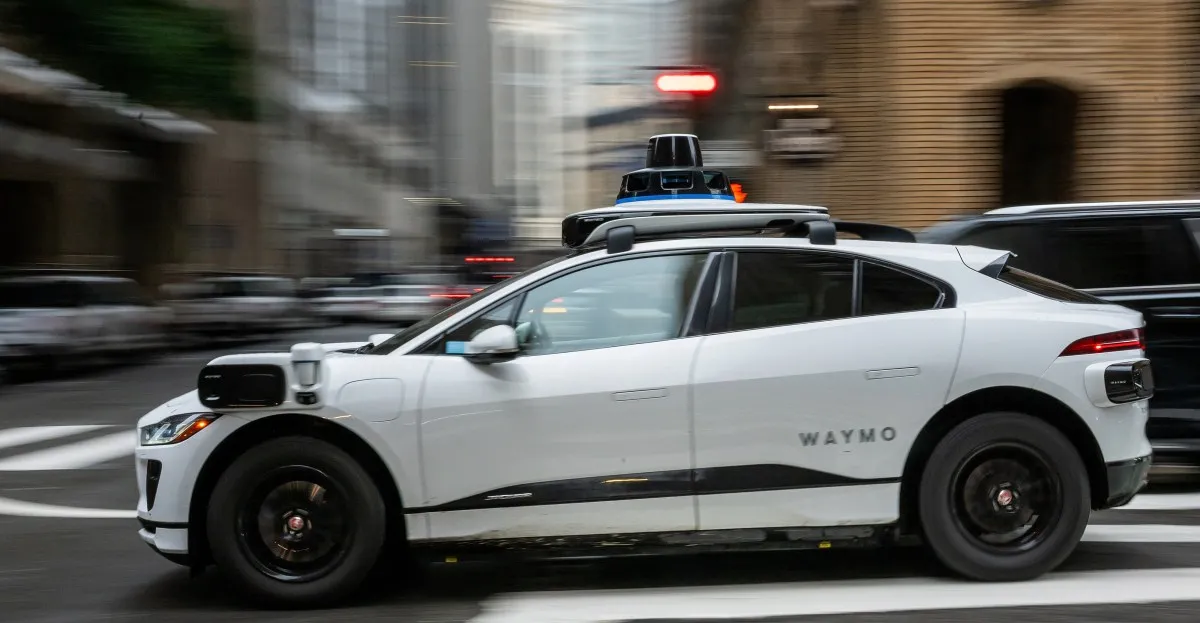 Kaliforniya'da Otonom Araç Dönemi: Robot Sürücülere Trafik Cezası Yolu Açıldı